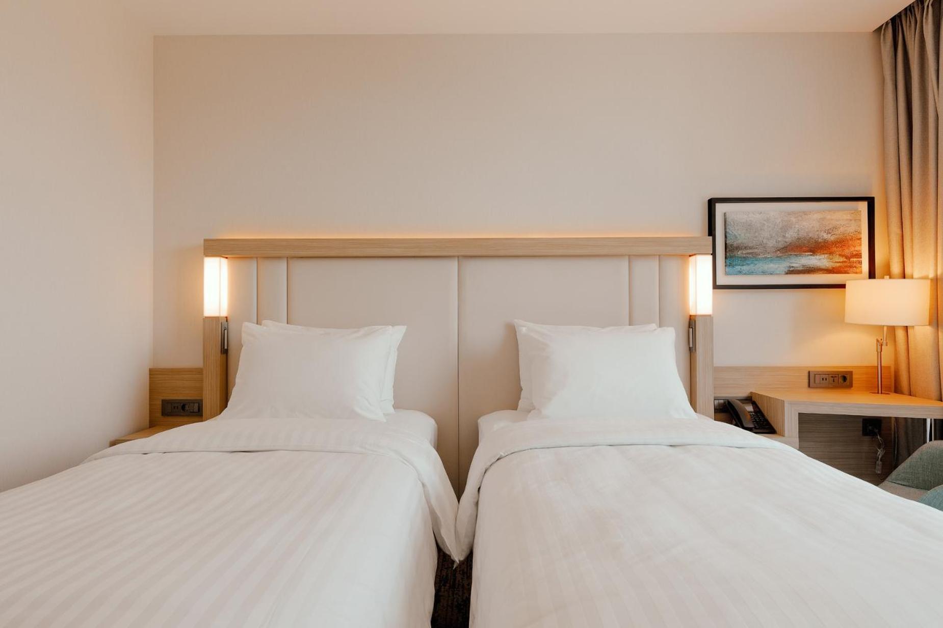 Standard Zimmer mit 2 Einzelbetten und Stadtblick